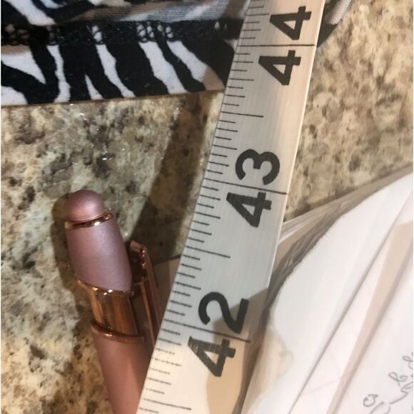 Heart & soul zebra print V-neck size small blouse - Picture 6 of 11